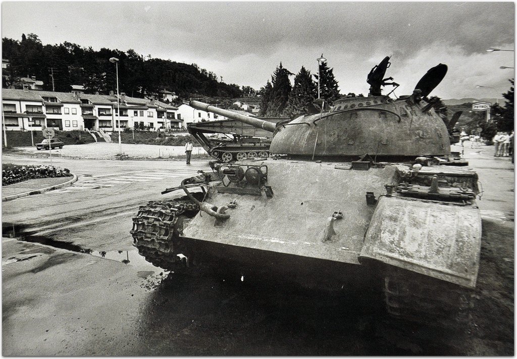 Unisteni tenkovi T-55 228.motorizovane brigade na granicnom prelazu Nova Gorica 28.juna 1991.god.