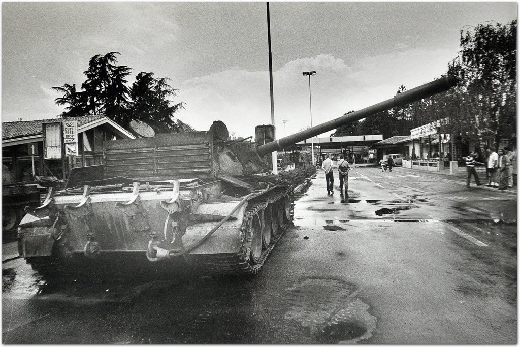 Unisteni tenkovi T-55 228.motorizovane brigade na granicnom prelazu Nova Gorica 28.juna 1991.god.